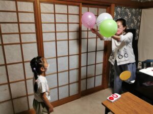 風船で遊ぶ子ども